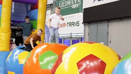 Skoki, śmiech i dobra zabawa. Festiwal Dmuchańców w Bełchatowie
