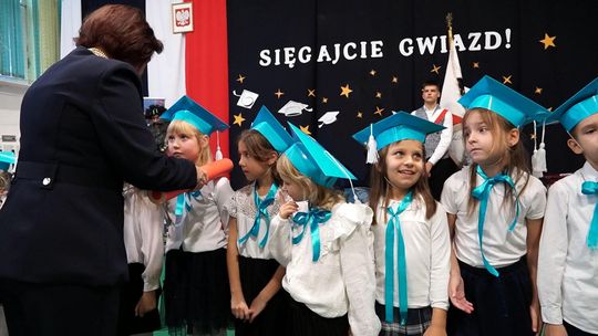 Ślubowanie pierwszoklasistów w SP nr 8 – nowi uczniowie dołączyli do szkolnej społecznoś Ślubowanie pierwszoklasistów w SP nr 8 – nowi uczniowie dołączyli do szkolnej społecznoś