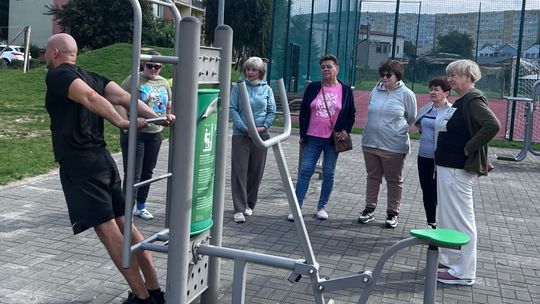 Sport i integracja na świeżym powietrzu. Bełchatowianie ćwiczą pod okiem instruktorów