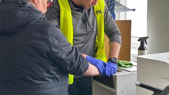 Szczeniak uratowany z kontenera na elektrośmieci. Sprawczyni zatrzymana