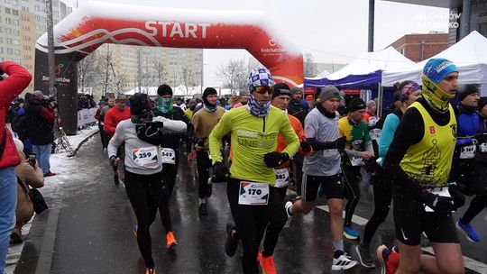 Tłumy na trasie „Bełchatowskiej Piętnastki”. 28. edycja biegu przyciągnęła setki uczestników