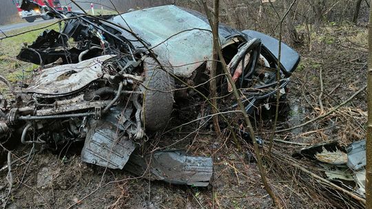 Tragiczny wypadek w okolicy Bobrów (gm. Radomsko) Samochód roztrzaskał się na drzewie