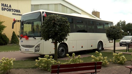 Uczniowie Szkoły Podstawowej w Wielgomłynach wjadą w nowy rok szkolny, nowym autobusem
