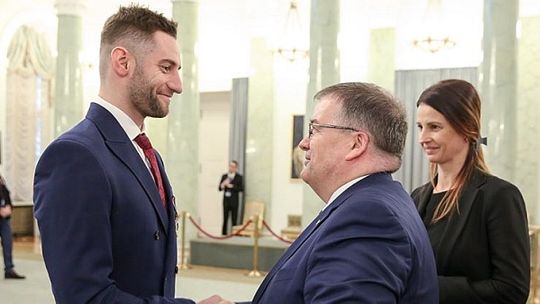 Uhonorowany Złotym Krzyżem Zasługi