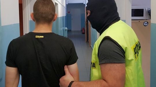 Ukrył się pod podłogą przed policją