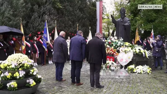 Uroczyste złożenie kwiatów pod pomnikiem św. Jana Pawła II w Bełchatowie