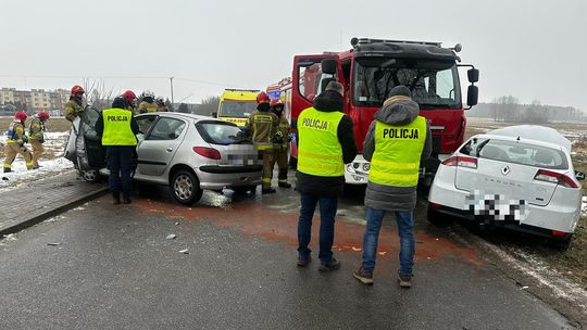 Utrudnienia w Dobiecinie. Droga zablokowana po zdarzeniach drogowych