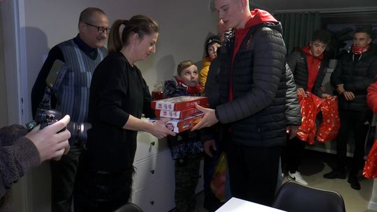 Widzew Łódź odwiedził z prezentami Placówki Opiekuńczo-Wychowawcze „Kamil” w Strzałkowie i Kodrębie