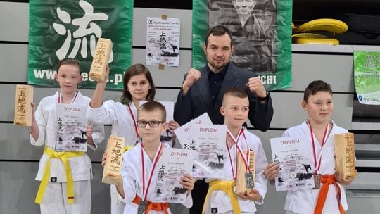 Worek medali zawodników karatecy Klubu Karate Randori na IX Ogólnopolskiego Turnieju Karate Uechi-Ryu w Częstochowie