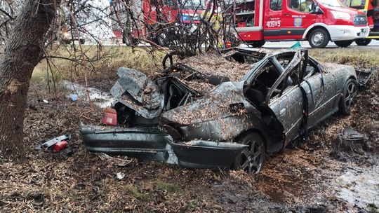 Wypadek drogowy w Klukach. BMW w rowie, trzy osoby ranne