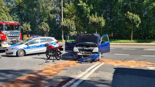 Wypadek na skrzyżowaniu w Bełchatowie. Motocyklista trafił do szpitala