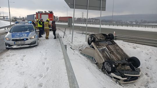 Wystarczyła chwila. Straciła panowania nad samochodem i dachowała