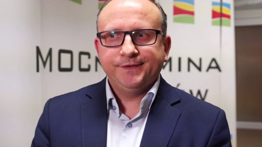 Z kim i w co gra Konrad Koc?