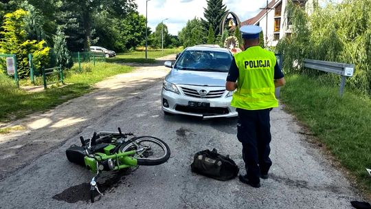Zderzenie Toyoty z motorowerem. Na szczęście wypadek nie zakończył się tragicznie.