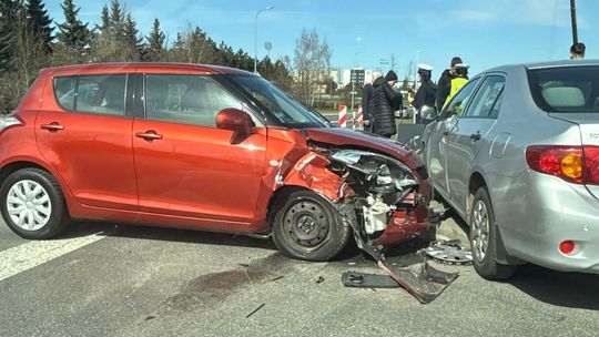 Zderzenie trzech samochodów na ulicy Staszica w Bełchatowie. 69-latka trafiła do szpitala
