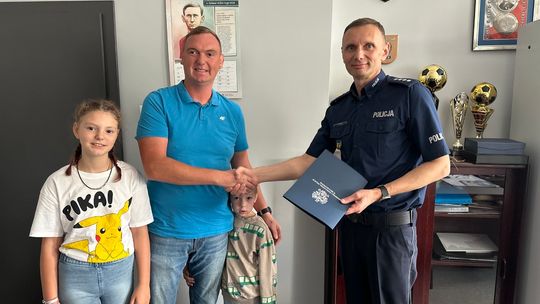 Znalazł ponad 7 tysięcy złotych i oddał je właścicielowi. Policja doceniła uczciwość mieszkańca Zelowa