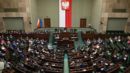 Zrezygnowali z podwyżek, ale chcą nie odpowiadać za łamanie prawa. Projekt wraca do Sejmu
