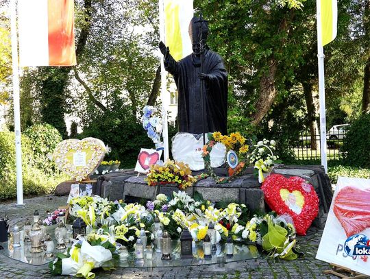 Bełchatów uczcił 48. rocznicę pontyfikatu Jana Pawła II. Były kwiaty i wspólna modlitwa