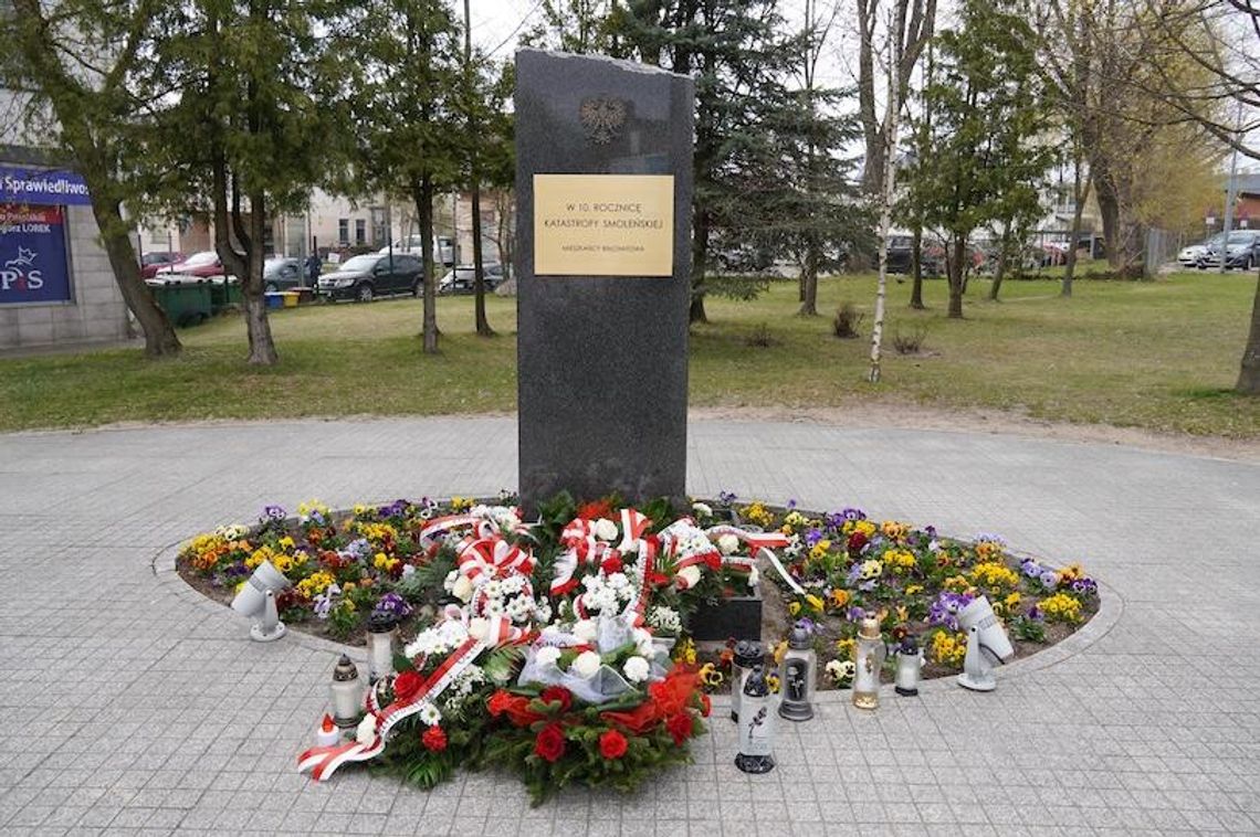 16. rocznica katastrofy smoleńskiej. W Bełchatowie złożono kwiaty pod pomnikiem ofiar 16. rocznica katastrofy smoleńskiej. W Bełchatowie złożono kwiaty pod pomnikiem ofiar