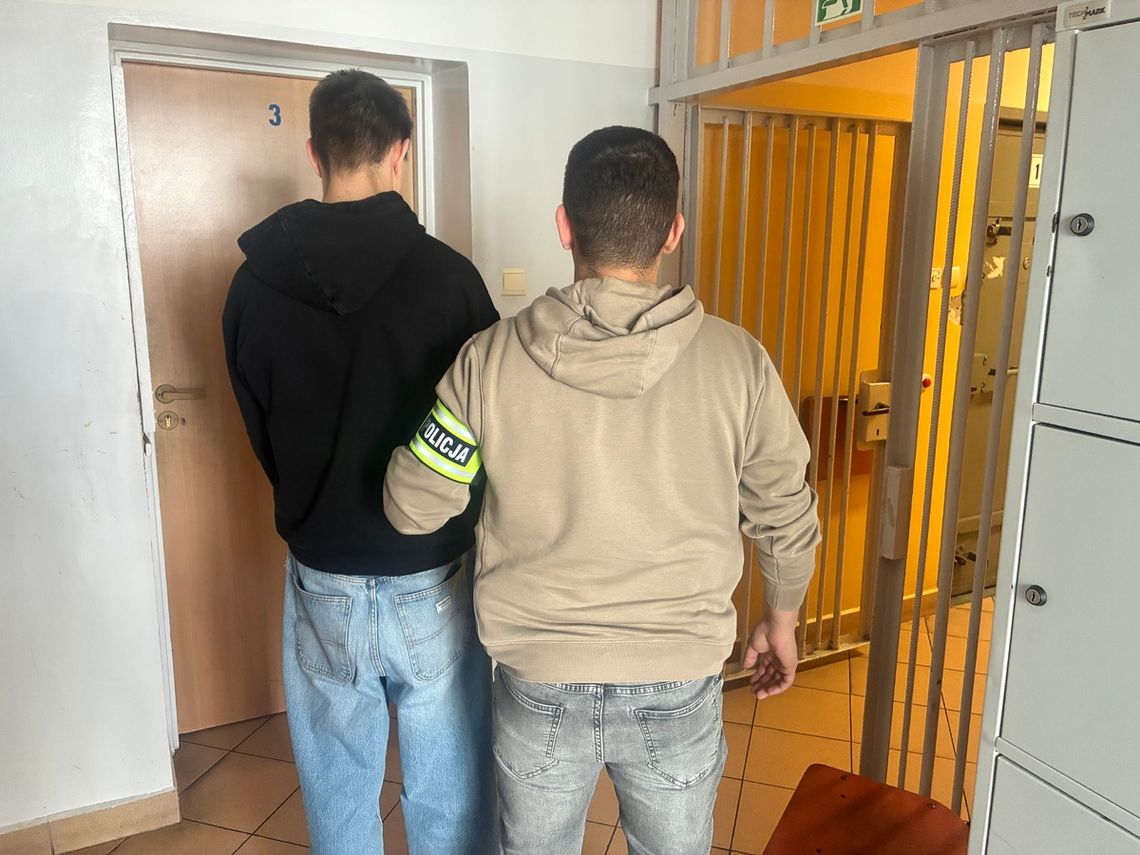 79-latka oszukana na „wnuczka”. Policja zatrzymała 20-letniego „odbieraka”