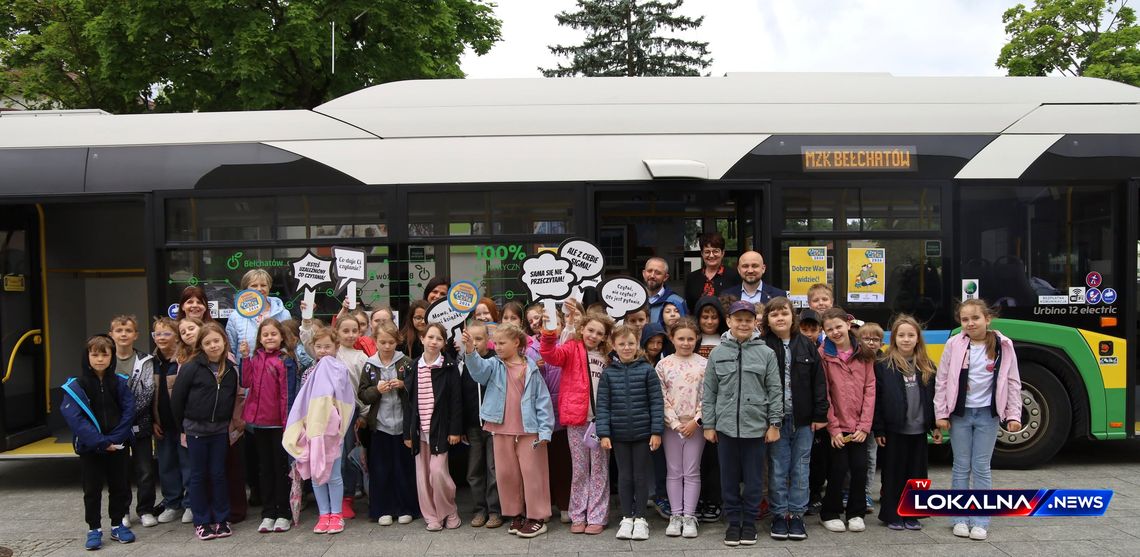 Autobusem w świat książek. Nietypowa lekcja biblioteczna na Placu Narutowicza
