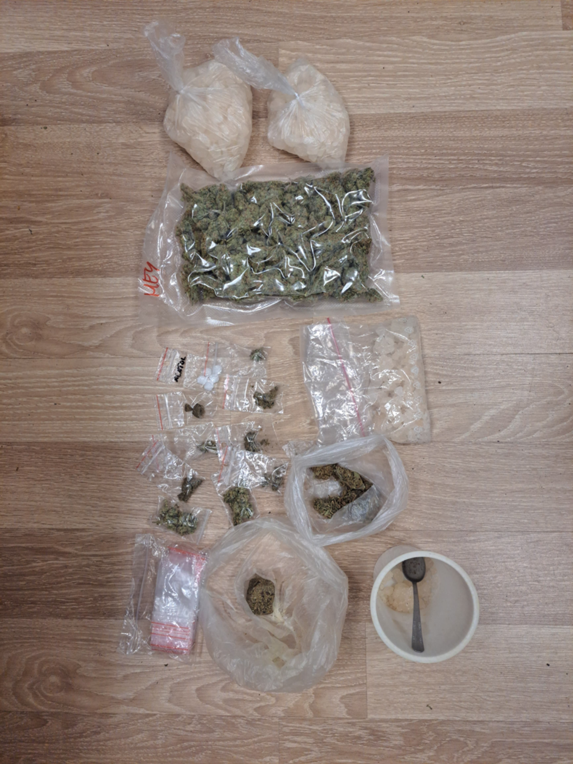 Bełchatowska policja przejęła narkotyki o wadze ponad 750 gramów. Cztery osoby zatrzymane Bełchatowska policja przejęła narkotyki o wadze ponad 750 gramów. Cztery osoby zatrzymane