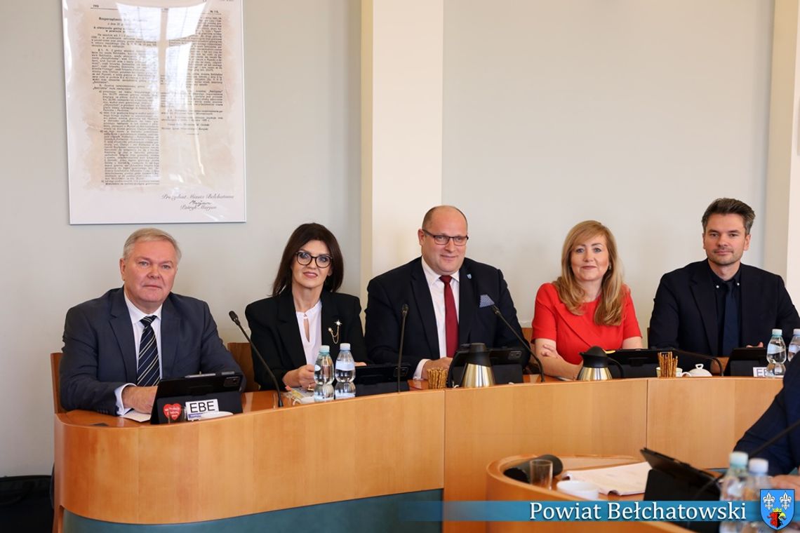 Budżet 2026 przyjęty. Miliony na inwestycje i rozwój Powiatu Bełchatowskiego Budżet 2026 przyjęty. Miliony na inwestycje i rozwój Powiatu Bełchatowskiego