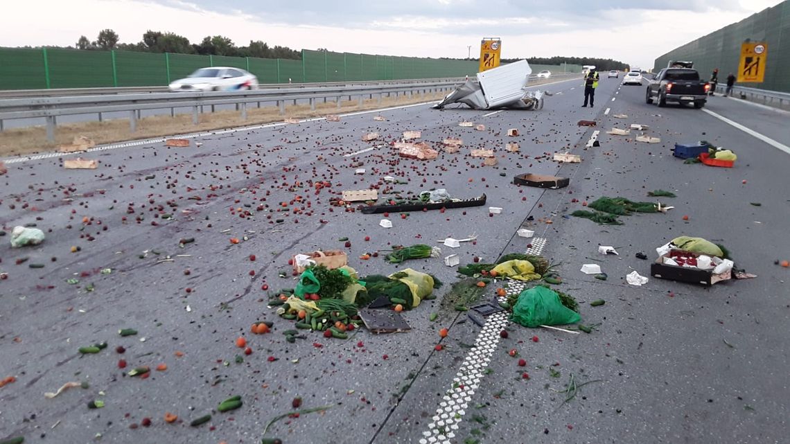 Ciężarówka zderzyła się z busem na autostradzie A1. Wyniku wypadku na autostradzie leżały rozsypane warzywa