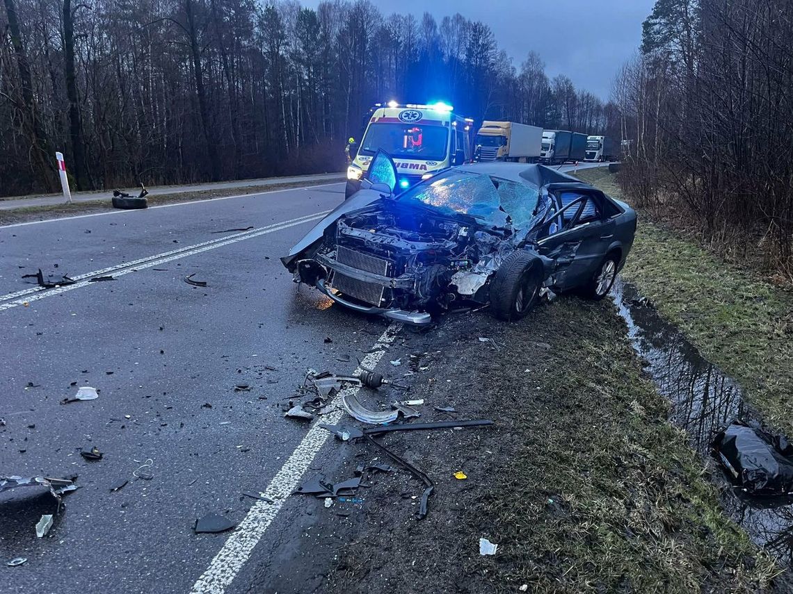 Czołowe zderzenie na DW 484. Trzy osoby poszkodowane, trasa całkowicie zablokowana