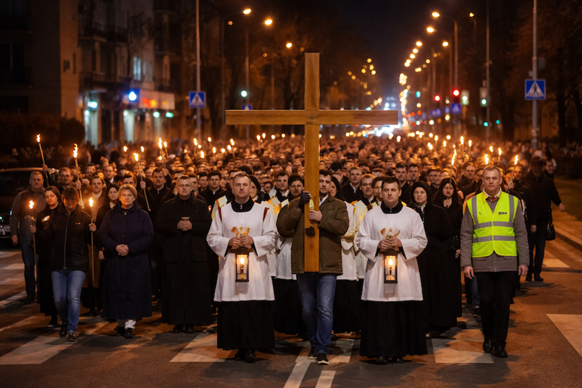 Droga Krzyżowa przejdzie ulicami Bełchatowa. Sprawdź jak będzie przebiegała trasa w tym roku?