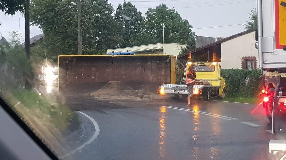 Drogę zablokowało rozsypane zboże  