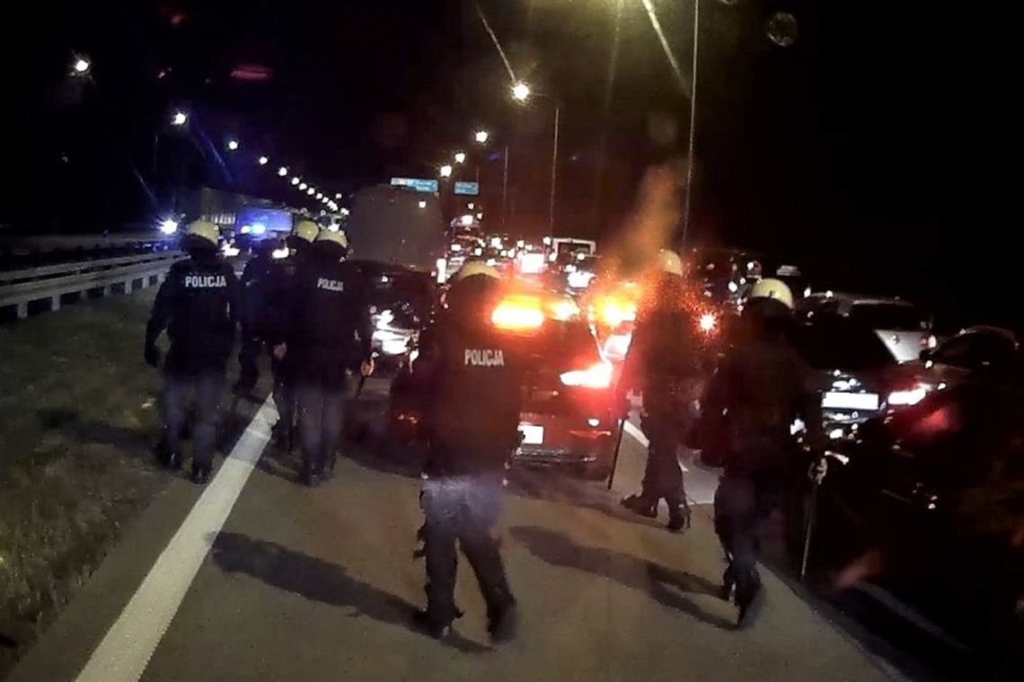 DZIĘKI ZABEZPIECZENIU PRZEZ POLICJĘ TRASY PRZEJAZDU KIBICÓW NIE DOSZŁO DO KONFRONTACJI