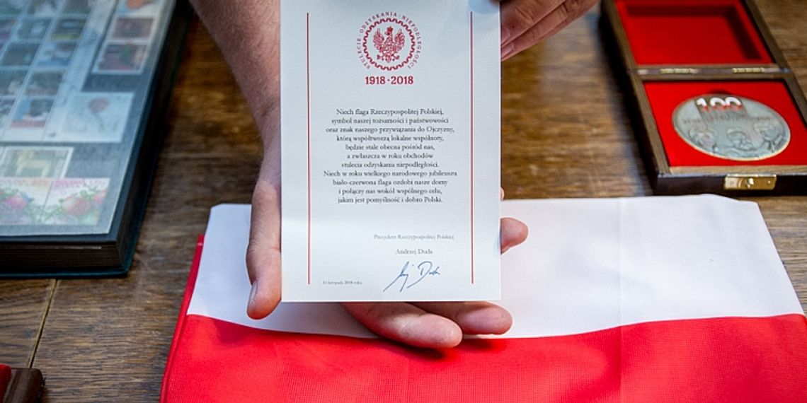Flaga z kancelarii prezydenta Andrzeja Dudy na licytacji w muzeum