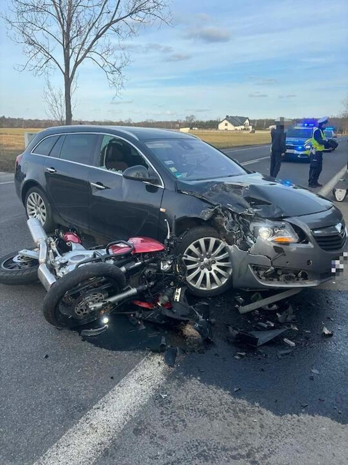 Groźne zderzenie w Dzbankach. Motocyklista trafił do szpitala Groźne zderzenie w Dzbankach. Motocyklista trafił do szpitala