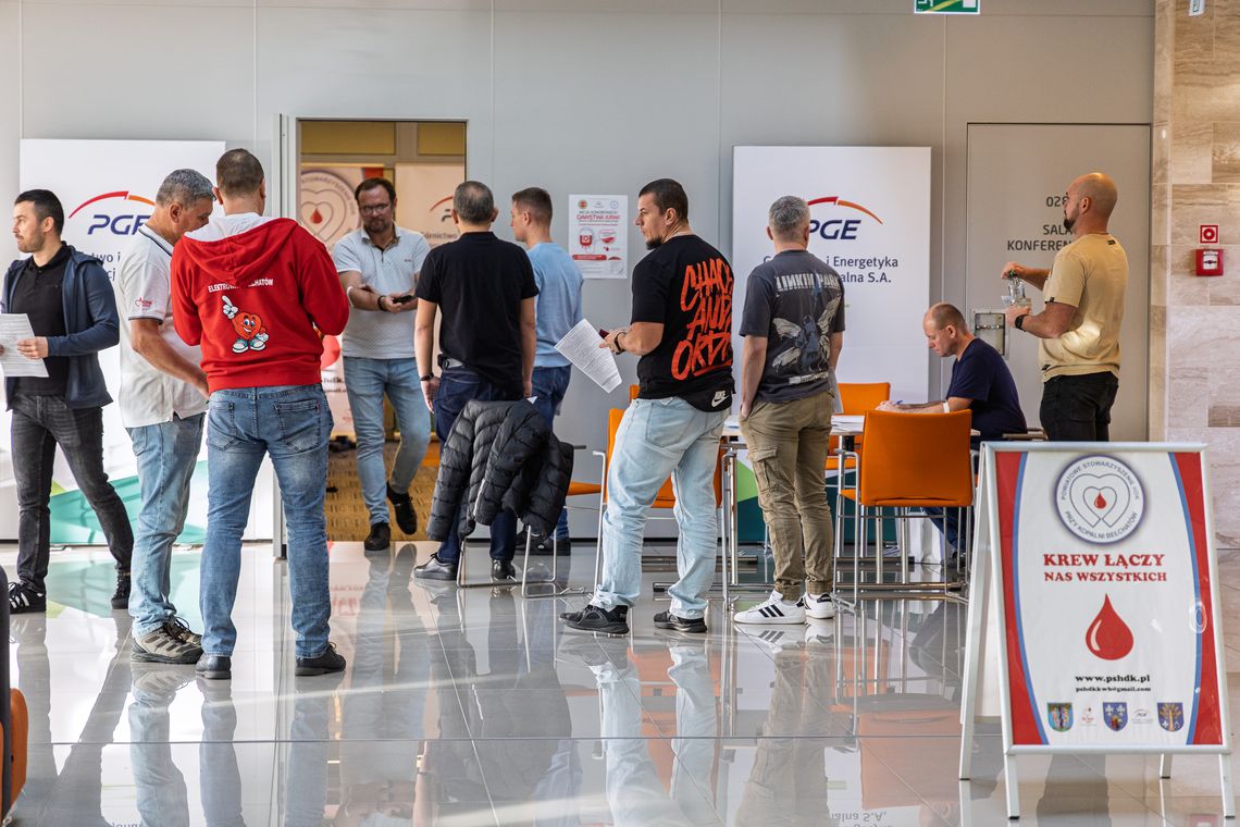 Honorowi dawcy znowu pokazali siłę – udana akcja krwiodawstwa w PGE GiEK