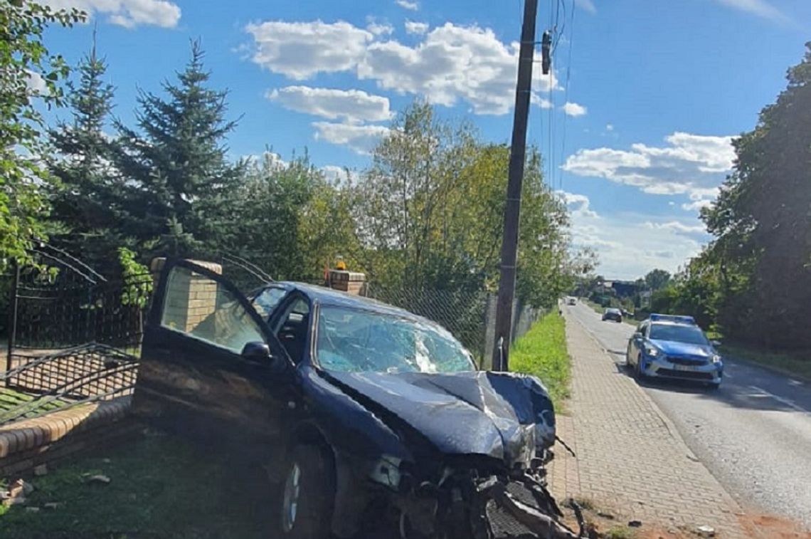 Kompletnie pijana mieszkanka Gminy Przedbórz uderzyła w ogrodzenie