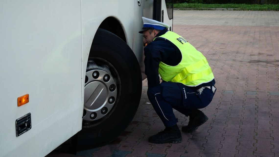 Kontrole autobusów w trakcie ferii zimowych. Policjanci oczekują na zgłoszenia