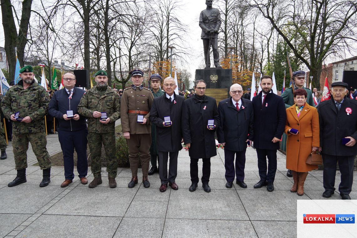 Medale z okazji 100-lecia praw miejskich Bełchatowa dla zasłużonych mieszkańców i organizacji