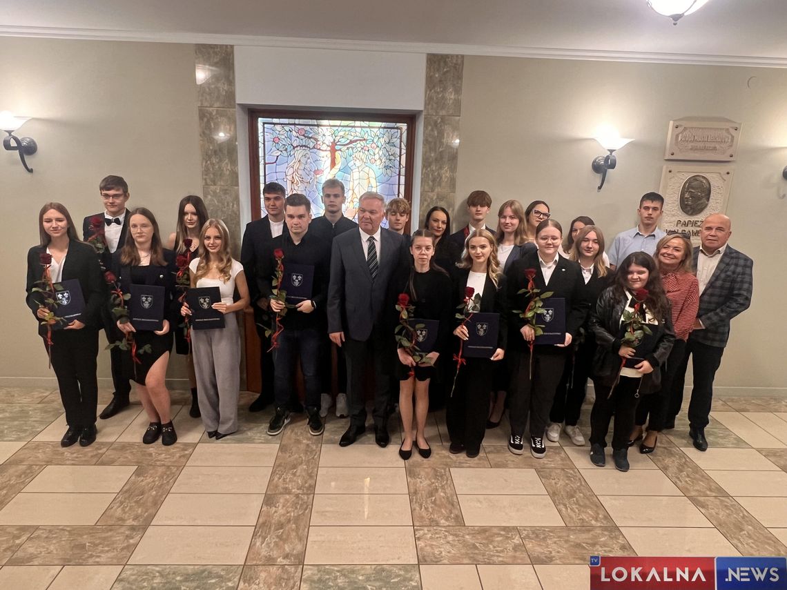 Młodzi, zdolni i ambitni – stypendia motywacyjne trafiły do uczniów Młodzi, zdolni i ambitni – stypendia motywacyjne trafiły do uczniów