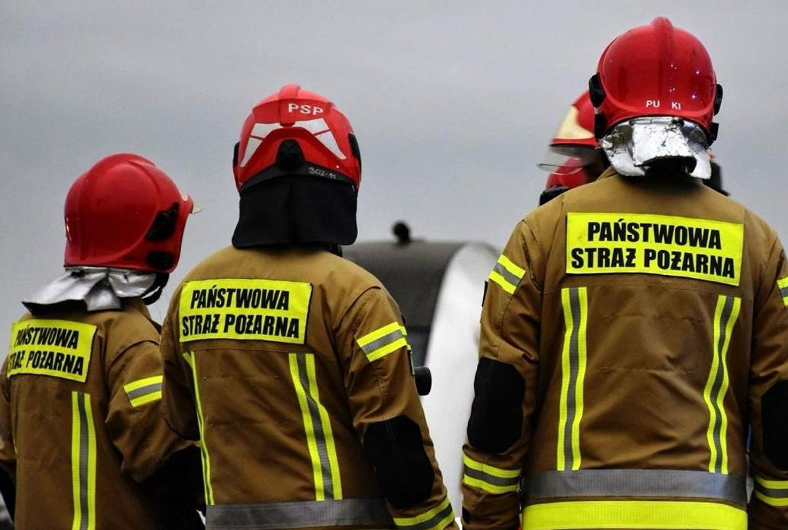 Nagła ewakuacja szkoły w Bełchatowie. Jedna osoba trafiła do szpitala
