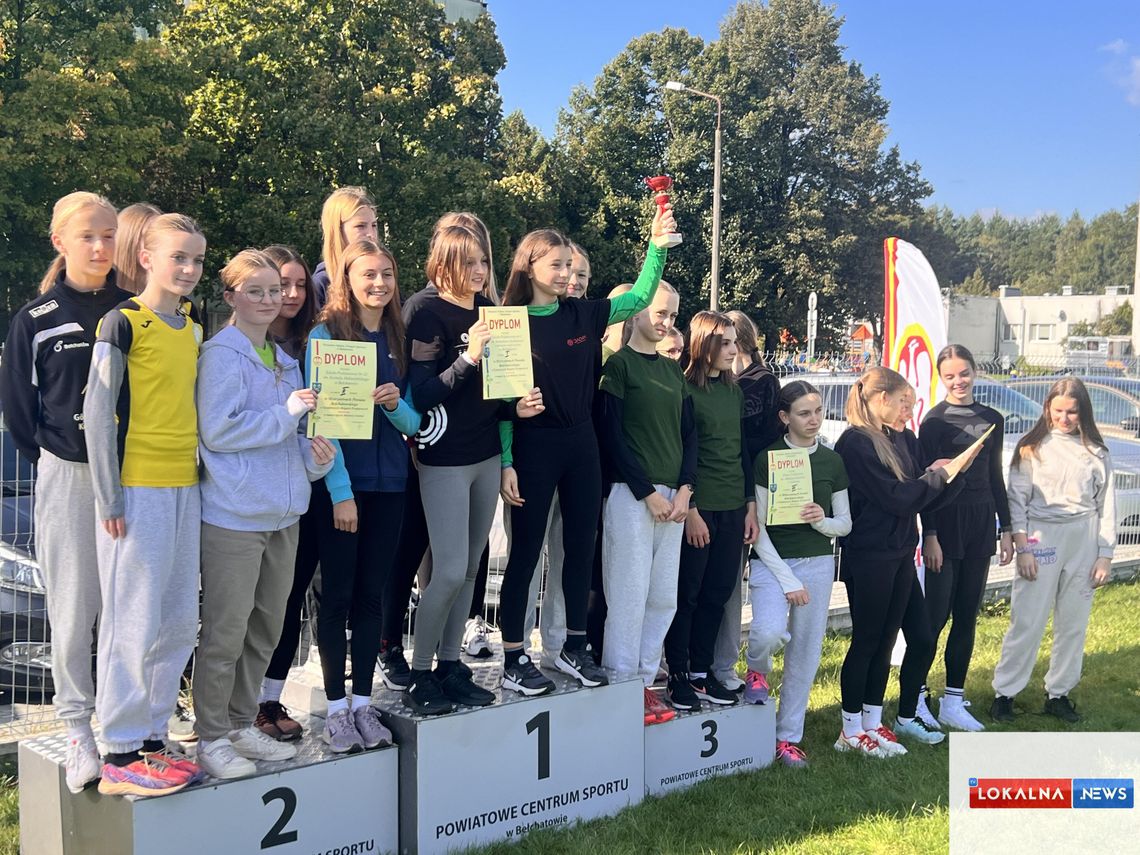 Najlepsi biegacze powiatu wyłonieni w sztafetowych biegach przełajowych Najlepsi biegacze powiatu wyłonieni w sztafetowych biegach przełajowych