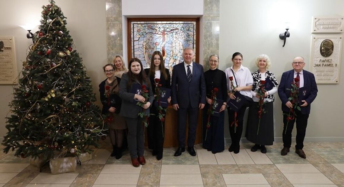 Najlepsi studenci z powiatu bełchatowskiego nagrodzeni. Przyznano Stypendia Starosty