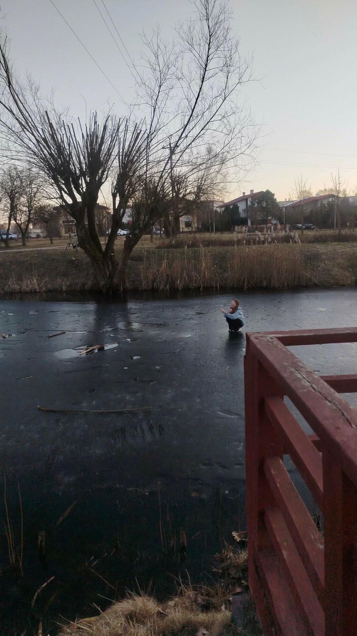 Niebezpieczna zabawa na lodzie. Strażnicy miejscy ruszyli na pomoc dziewczynce