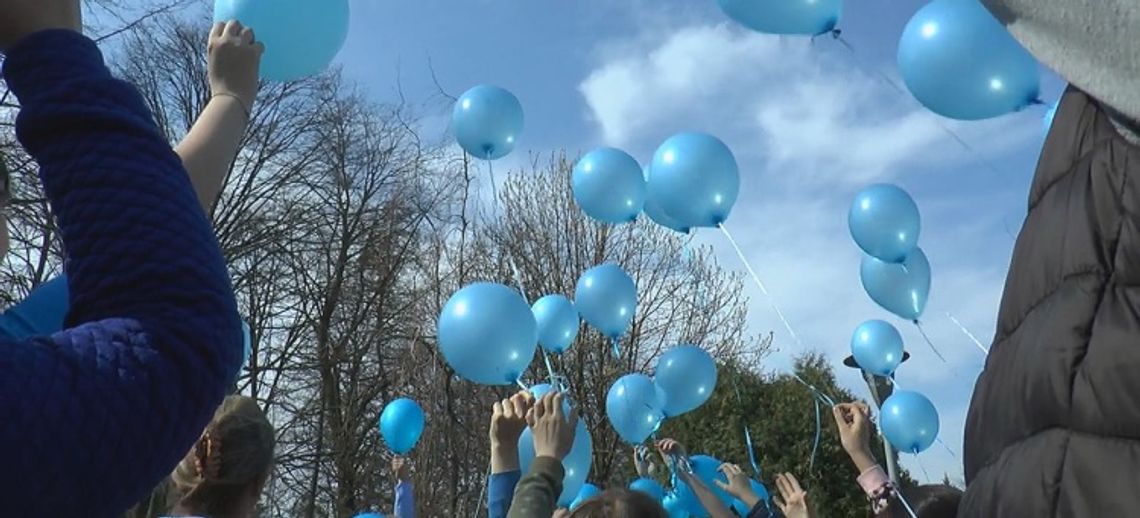 Niebieskie balony na znak solidarności z autyzmem