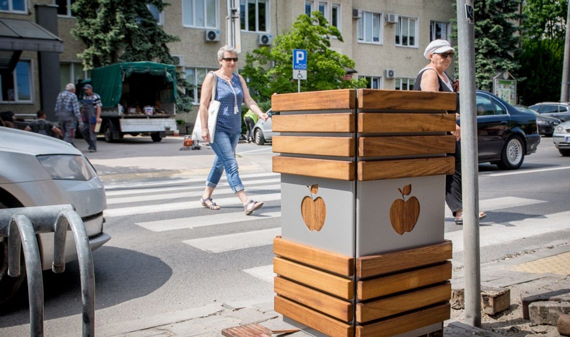 Nowe ławki, kosze i stojaki w Bełchatowie Nowe ławki, kosze i stojaki w Bełchatowie