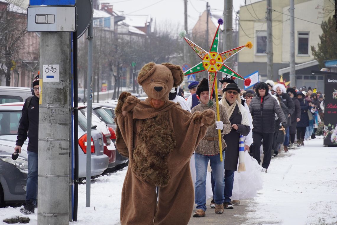 Ostatkowy korowód przeszedł ulicami Bełchatowa. Było barwnie, radośnie i słodko Ostatkowy korowód przeszedł ulicami Bełchatowa. Było barwnie, radośnie i słodko