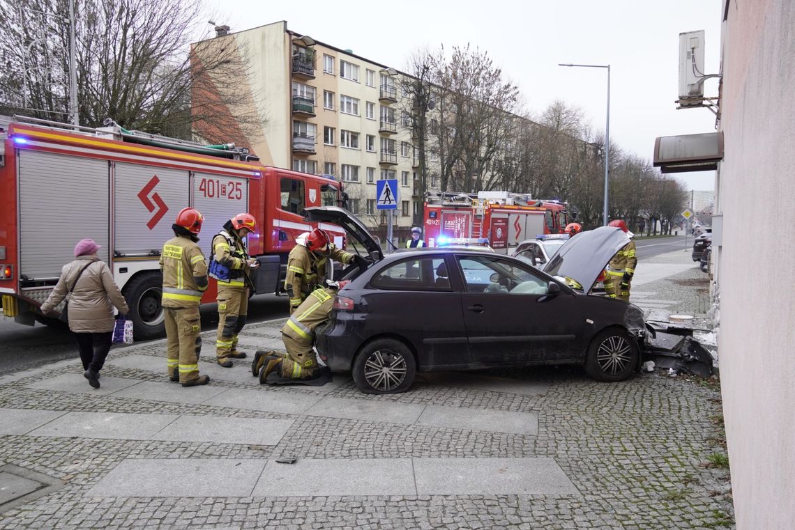 Pijany kierowca wjechał w budynek w Bełchatowie. Miał blisko 3 promile i nie miał prawa jazdy