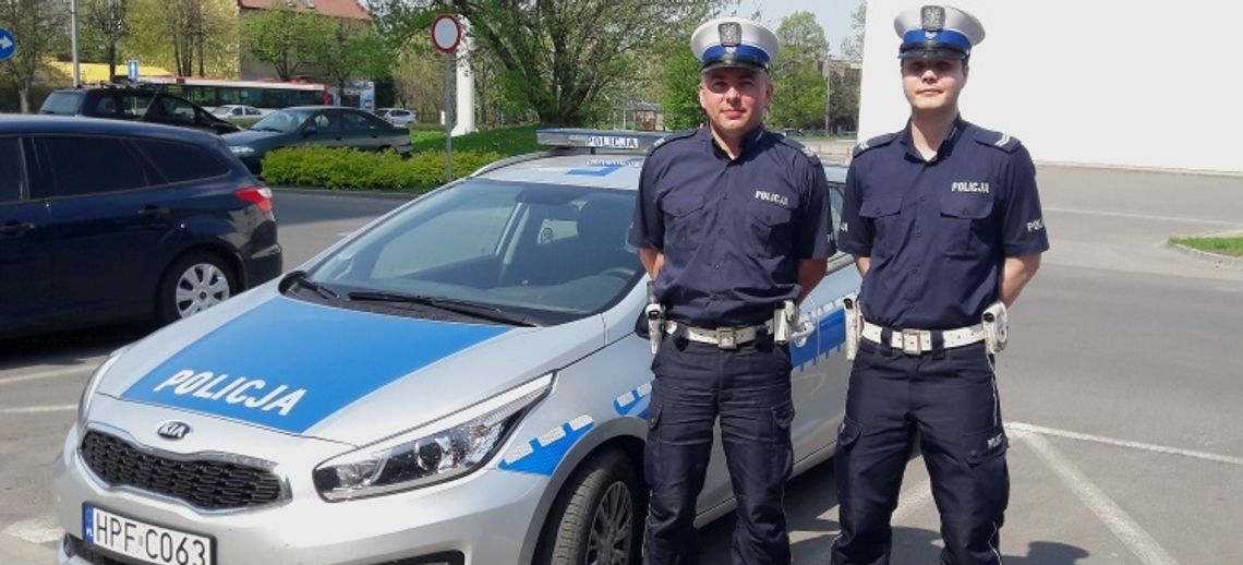 Policjanci pomogli ciężarnej kobiecie Policjanci pomogli ciężarnej kobiecie