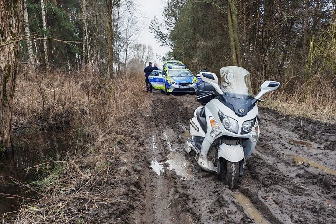 Pościg w gminie Bełchatów. Motocyklista z zakazami i listem gończym zatrzymany