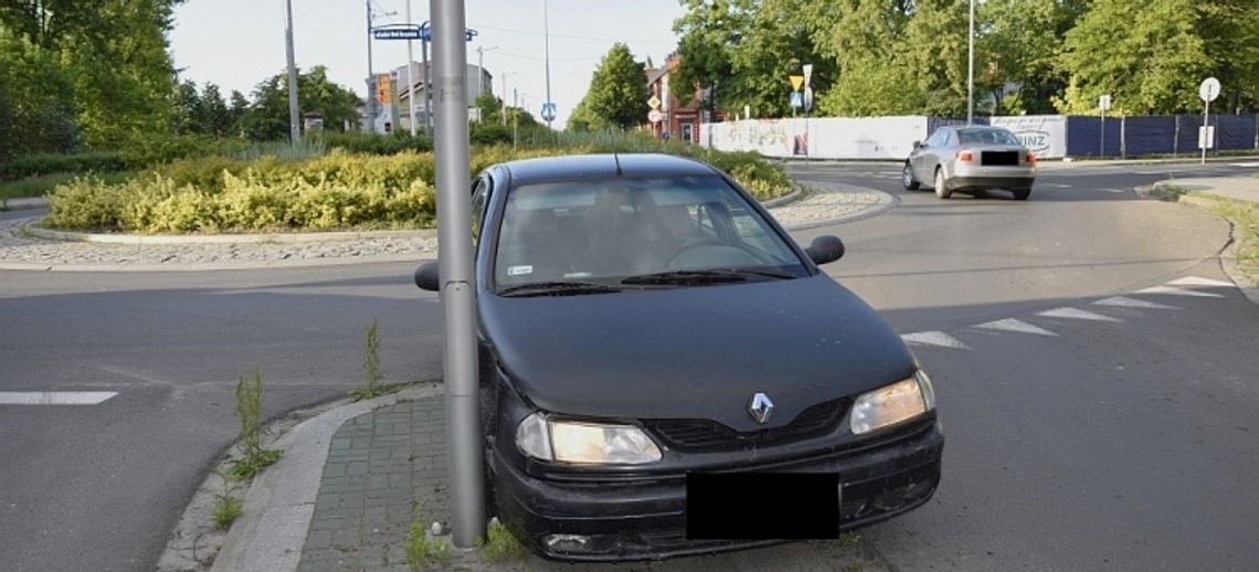 Poszukiwany nastolatek uciekając przed policją uderzył w latarnie Poszukiwany nastolatek uciekając przed policją uderzył w latarnie